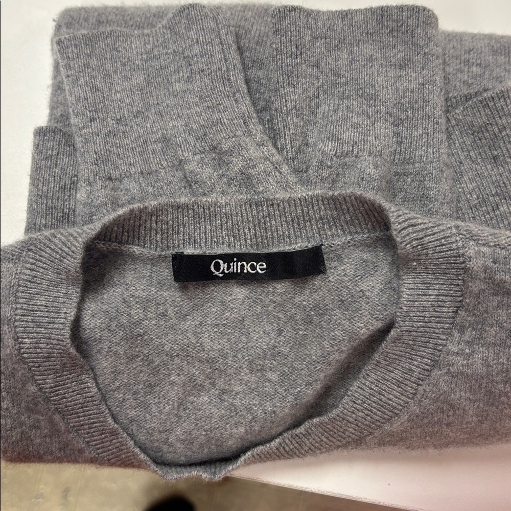 Quince Heather Gray Crewneck Sweater 100% CASHMERE 🤩1 small hole look in photos - Picture 12 of 12